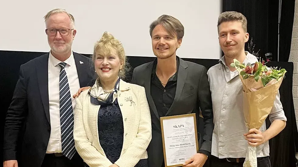 Philip Alm and David on stage with the SKAPA diploma, made out to them both